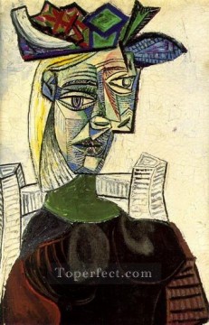 パブロ・ピカソ Painting - 帽子をかぶって座る女性 1939 年キュビスト パブロ・ピカソ